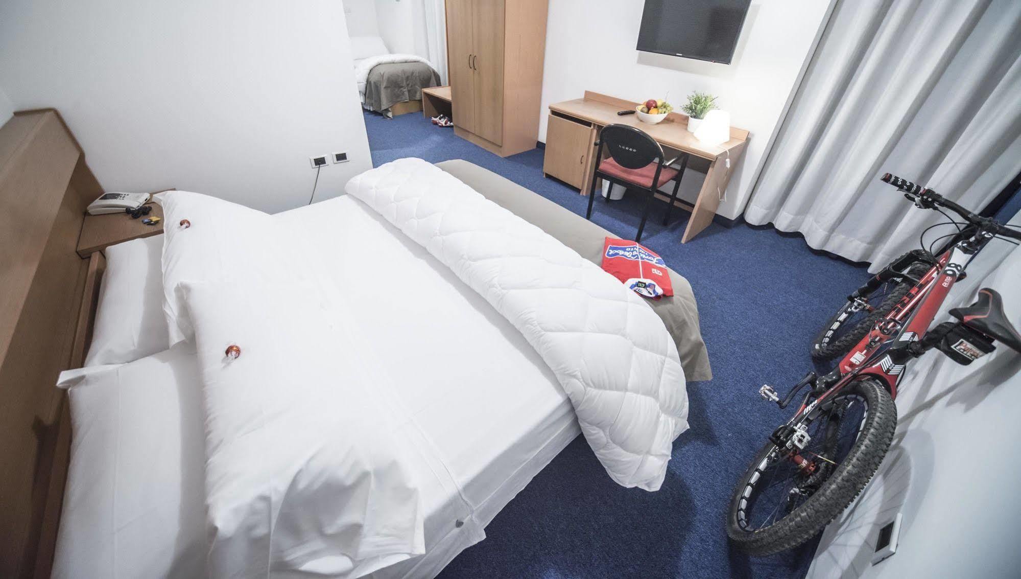 Fly Bike Hotel Trento Esterno foto